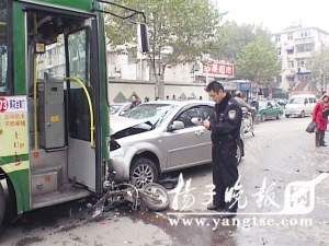 南京15岁男孩开别克闹市撞两人 多次偷开车(图