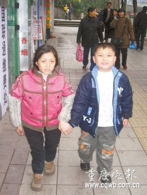 易秀华与儿子在大街上同行,常引起路人好奇。