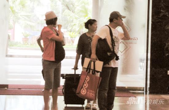 胡静现身医院检查中心连煲半小时电话粥(图)