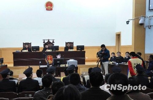 11月24日,伍勇在法庭上。中新社发 陈涌 徐伟 摄
