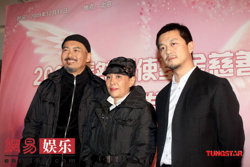 周润发夫妇与李亚鹏出席发布会。