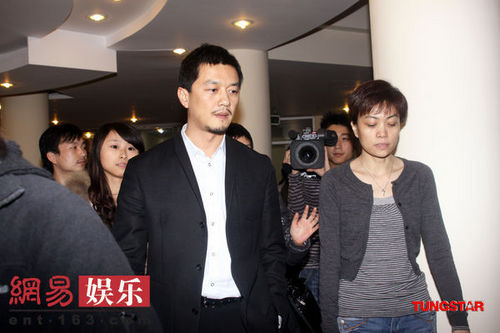 李亚鹏穿正装出席。