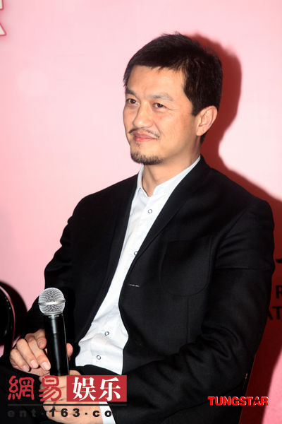 李亚鹏反感媒体追问王菲。