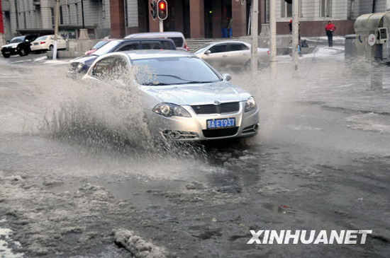 组图:哈尔滨一处水管断裂近百米道路积水