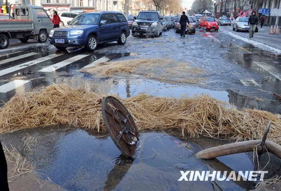 组图:哈尔滨一处水管断裂近百米道路积水