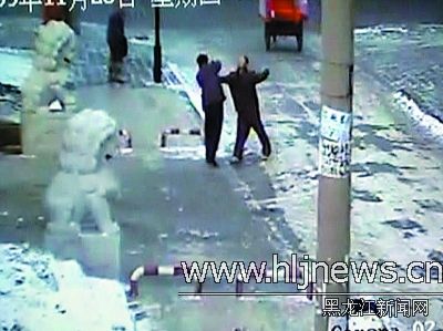 持刀男子狂砍13名路人被哈尔滨阿城警方当场
