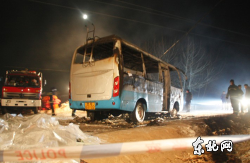 大庆肇源县一辆客车起火燃烧10人遇难 疑为车