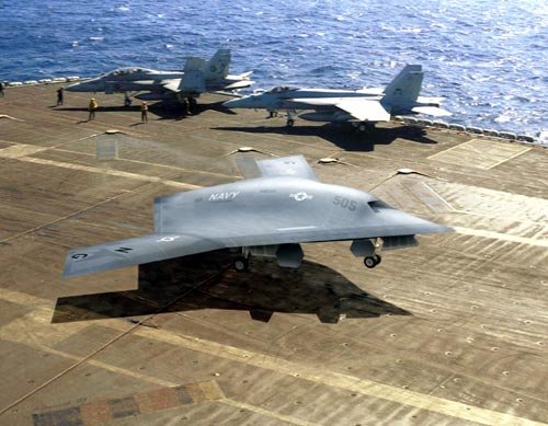 美海军首款航母起降X-47B隐形无人机明年首飞