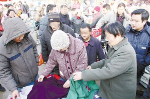 81岁老汉伙同69岁老太上街盗窃(图)