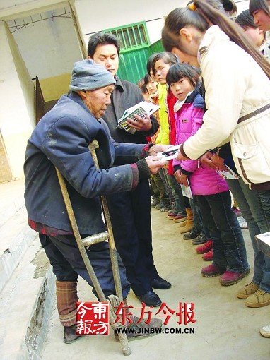81岁老人拄拐杖捡废品助贫困学子14年(图)