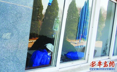重症女孩携氧气袋进考场 警车在前开道护送