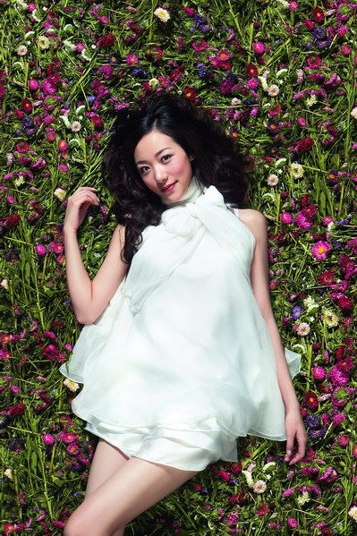 韩雪东亚运开幕唱粤语歌 摩登太空装潮味十足