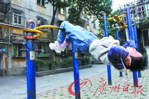 七旬老太倒立玩钟摆144次