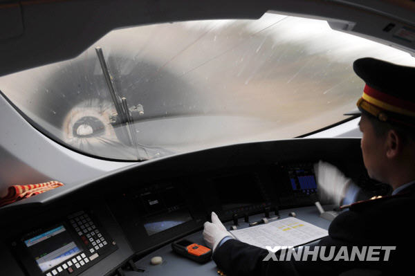 12月9日,驾驶员驾驶列车高速穿过隧道。