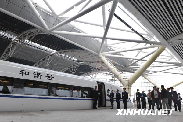 12月9日,试运行列车在广州南站准备出发。