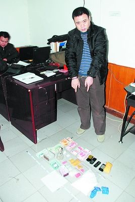 据悉,该案为我市"一打三整"以来破获的最大贩毒团伙案,警方收缴毒品