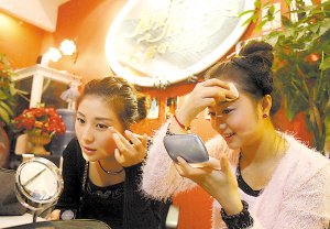 重庆2000美女专替商场试新衣 月薪四五千(图)