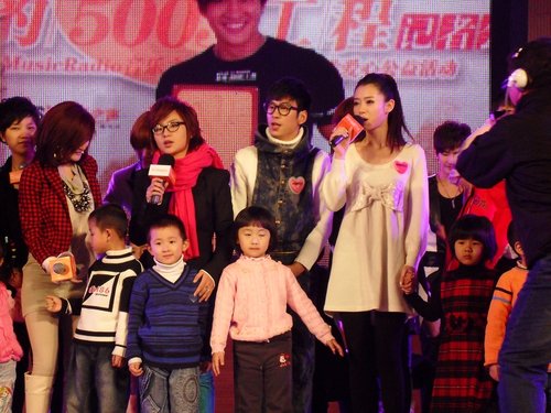 戚薇素装出席慈善活动 为失学儿童深情献唱歌曲