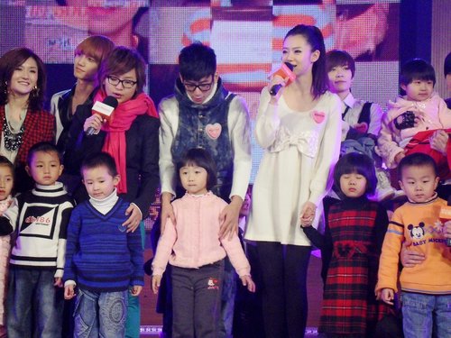 戚薇素装出席慈善活动 为失学儿童深情献唱歌曲