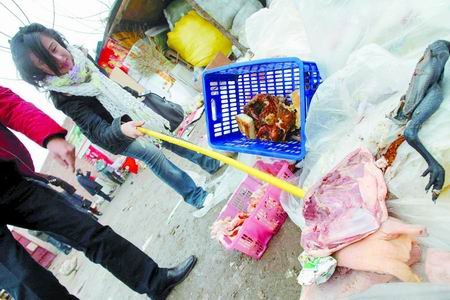 沃尔玛过期肉流入垃圾场后被回收低价出售