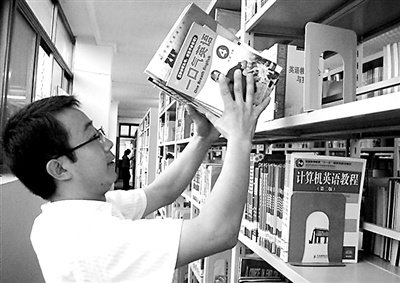 孤儿边读书边打8份工奉养82岁老奶奶(图)