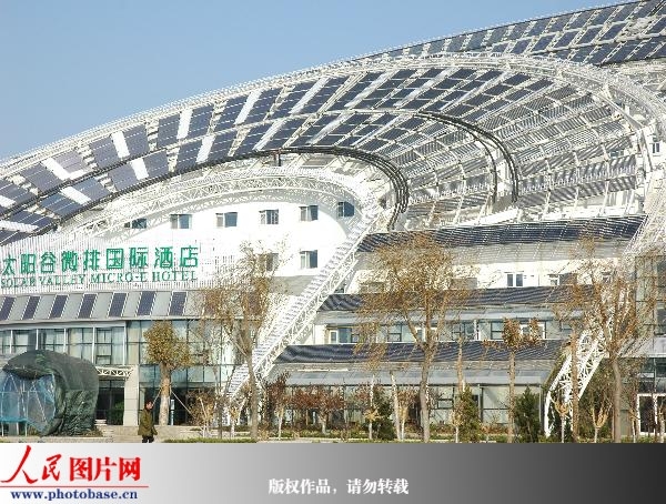 太阳能酒店上安装了密密麻麻的太阳能板与集热器。 版权作品,请勿转载。