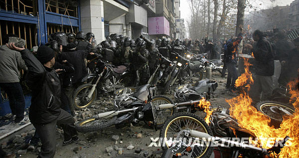 12月27日,在伊朗首都德黑兰,警察与抗议者发生冲突。据伊朗改革派一家网站27日报道,在今年6月总统选举中失利的总统候选人、前总理穆萨维的侄子阿里·穆萨维当天在首都德黑兰发生的警方与反对派支持者的冲突中身亡。到目前为止,伊朗政府没有证实这一消息。新华社/路透
