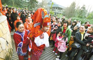 美国小伙八抬大轿迎娶重庆新娘(组图)