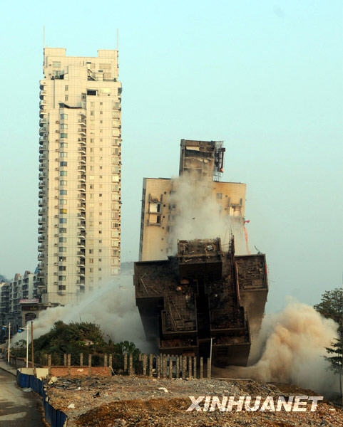 12月30日,广西柳州市爆破拆除位于柳江路的22层高层公寓失败,被劈成两半的大楼一半倒塌,一半斜立原地。此次爆破采取预爆拆除法,将高层公寓先从中间劈开,即用风镐和预爆的形式从高层建筑中央4至22层断开一个40厘米的缺口,分成两半的大楼按计划将往西侧先后倒塌。但爆破时,一半大楼顺利倒塌,另一半却斜立在远处。爆破公司决定连夜对大楼进行机械拆除,以防意外发生。