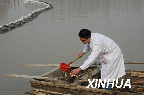 1月3日,渭南潼关吊桥水质自动监测站一工作人员在渭河上采集样本。新华社记者都红刚摄