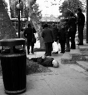 杭州八旬老人街头摔倒 众人送衣报警都不敢扶