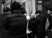 杭州八旬老人街头摔倒 众人送衣报警都不敢扶