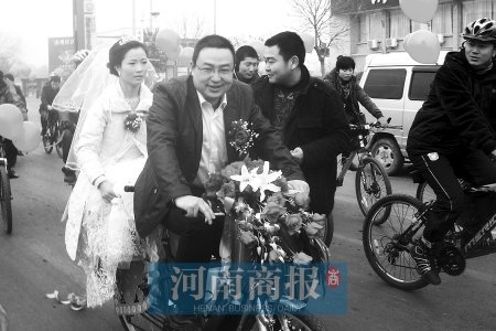 新郎用120辆自行车迎亲 称倡导低碳生活(图)