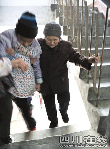 8旬太婆陪脑瘫重孙女练习行走近10年(组图)