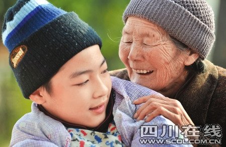 8旬太婆陪脑瘫重孙女练习行走近10年(组图)