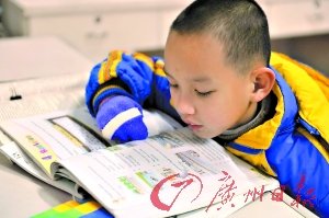 七岁“神童”如特工 背一整册英语书一点不差
