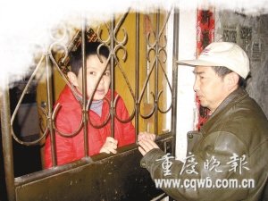 七旬省劳模每天打工还老伴生前债务(组图)