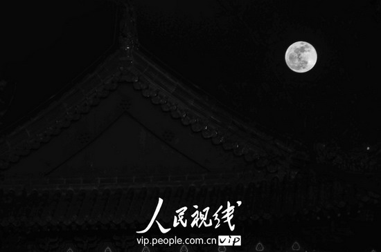 北京奥运中心区文物建筑“北顶娘娘庙”与今年最大最圆的“月亮”。(冯军/人民视线)