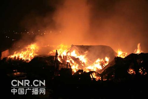 青岛一处物流仓库起火 彻底扑灭需3天(组图)