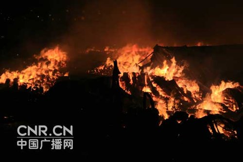 青岛一处物流仓库起火 彻底扑灭需3天(组图)