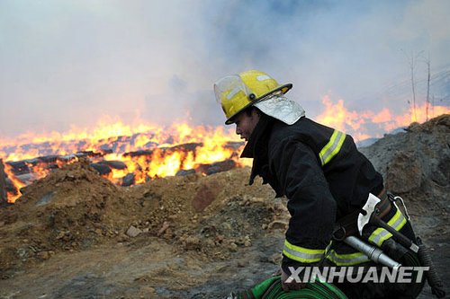 青岛一处物流仓库起火 彻底扑灭需3天(组图)