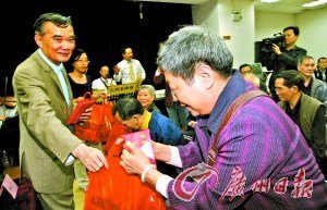 个体户连续13年向困难户发红包