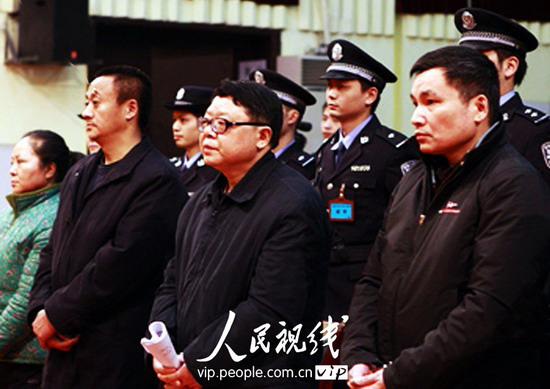 文强(中)在法庭上接受审判。