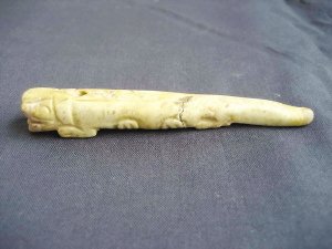两位收藏者分别持有半只4500年前玉虎(图)