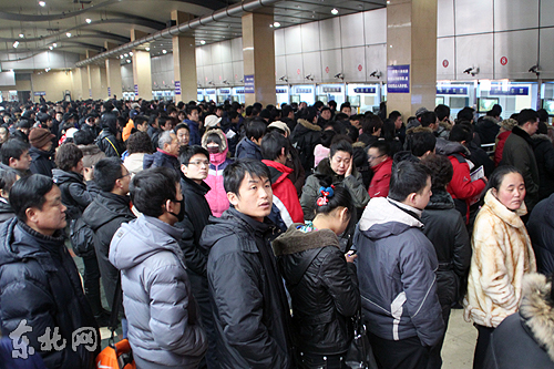 节后返程火车票开售 哈尔滨火车站出现购票高