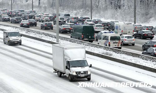 比利时因大雪堵车总长度达938公里(组图)