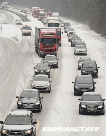 比利时因大雪堵车总长度达938公里(组图)