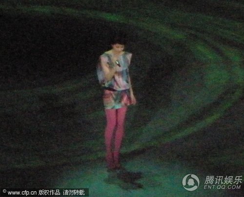 王菲春晚最后一次彩排 穿撒花小裙唱四遍过关