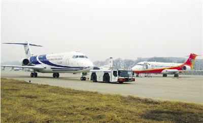 同场试飞的三架ARJ-21支线飞机 照片来源:中国航空报