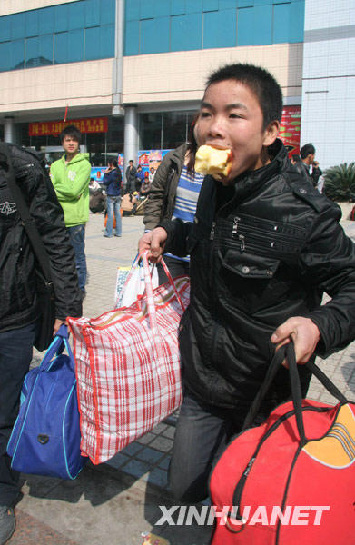 春运全面进入返程高峰 铁路发送旅客数创纪录 春运全面进入返程高峰 铁路发送旅客数创纪录